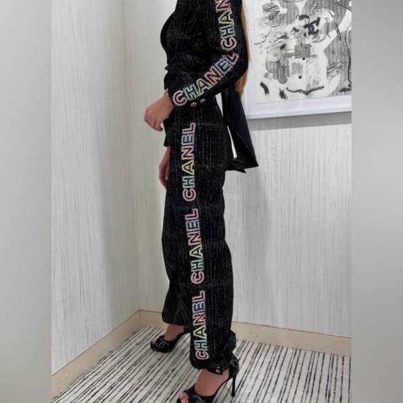 STUNNING 2024 CRUISE RUNWAY WRAP JACKET. SIZE 36. $11,000 original retail - Picture 6 of 7